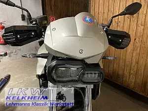 LED-Scheinwerfer und Handprotektoren an der F800R