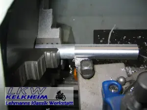 Drehen des Abstandshalter für den hinteren Alu-Kotflügel der BMW R100RS