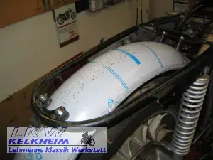 Hinterer Alu-Kotflügel der BMW R100RS mit Gummil-Elementen montiert