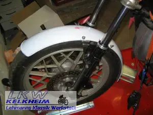 Montierter vorderer Alu-Kotflügel der BMW R100RS