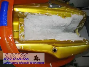 Anfertigen eines Gipsmodells für den Bauraum unter dem BMW R100RS Tank