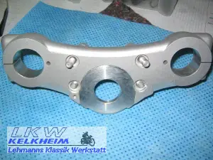 Glasperlgestrahlte BMW R100RS Gabelbrücke von unten