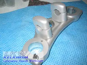 Glasperlgestrahlte BMW R100RS Gabelbrücke mit Lenkerhalter