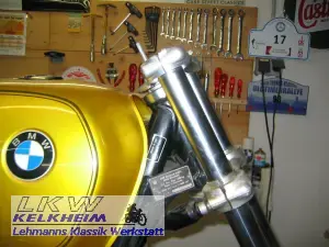 Grigat-Gabelbrücke an der BMW R100RS von der Seite
