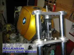 Grigat-Gabelbrücke an der BMW R100RS von vorne