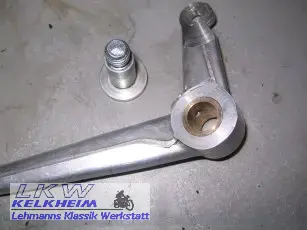 Ausgebüchster Schalthebel