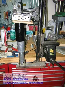 BMW R50/2 Federbein mit dem Federspanner zerlegen