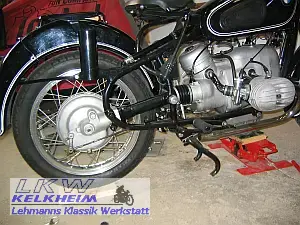 Hintere Federbeine der BMW R50/2 sind ausgebaut