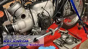 Der rechte Zylinderkopf der BMW R50/2 ist demontiert zur Überholung