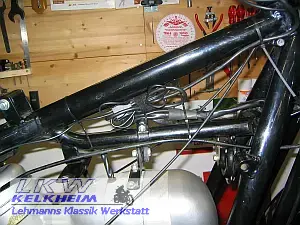 BMW R50/2 Kabelverlegung unter dem Tank für den Navihalter
