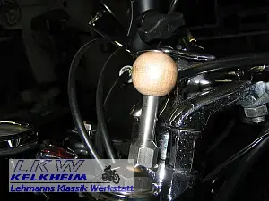 BMW R50/2 Navihalter Spezialschraube an Gabelbrücke montiert