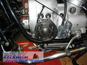 BMW R50/2 mit demontiertem linken Zylinderkopf