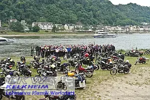 Die Teilnehmer der IJR 2022 sammeln sich am Rhein bei der Loreley