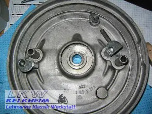 Die BMW R50/2 Bremsplatte ist gereiningt und geschmiert