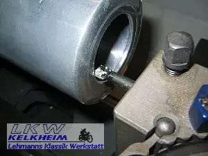 Die BMW R75/5 Stoßdämpferhülse wird ausgedreht