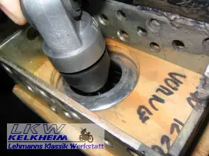 BMW R90S Federbein im Federspanner eingespannt