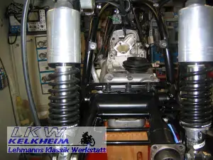 BMW R90S Federbeine sind montiert