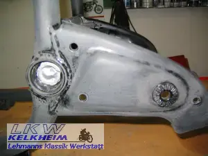 BMW R90S Lackiervorbereitung im Bereich des Schwingenlagers