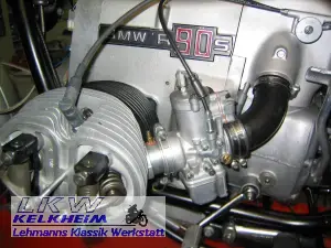 BMW R90S linker Vergaser und Luftfilteranschluss sind montiert