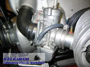 BMW R90S rechter Vergaser und Luftfilteranschluss sind montiert