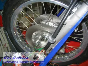 BMW R90S Vorderrad ist montiert