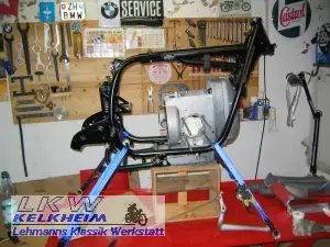 BMW R90S Motor und Rahmen auf Kiste fixiert für den Zusammenbau