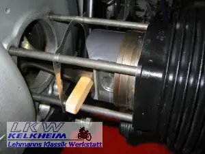 BMW R90S Kolben mit Zylinder werden an das Pleul montiert