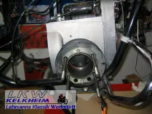 BMW R90S Zylinder werden abgebaut