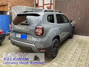 Dacia Duster im Hof