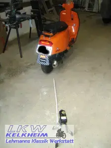 Messaufbau für Auspuffgeräuschmessungen an der Lambretta V125