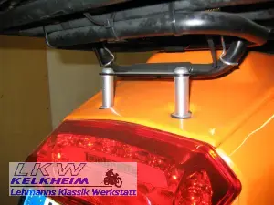 Lambretta V125 mit gedrehten Edelstahlstützen für den Gepäckträger