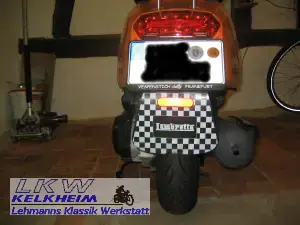 Spritzschutzlappen mit Schriftzug an der Lambretta V125