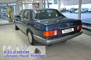 Mercedes 300 SEL im Verkaufsraum