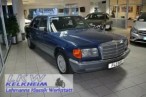 Mercedes 300 SEL im Verkaufsraum