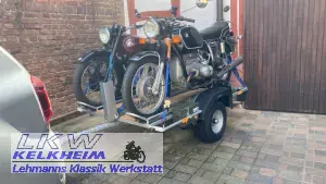 Der Saris ARBA 2000 Motorradanhänger ist beladen und bereit für die Englandreise