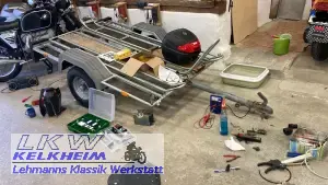 Die Elektrik des Saris ARBA 2000 Motorradanhängers soll repariert werden