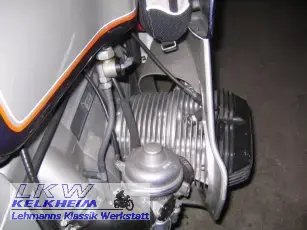 Ein BMW-Zylinder mit schallverstärkender Verkleidung