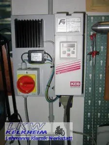 Frequenzumrichtereinheit für die Drehmaschine an die Wand montiert