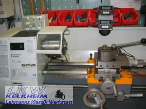 Die Drehmaschine mit Messlinealen und Anzeigen