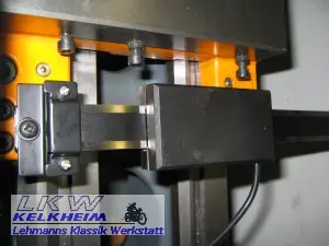 Das x-Messlineal für die Drehmaschine ist angeschraubt