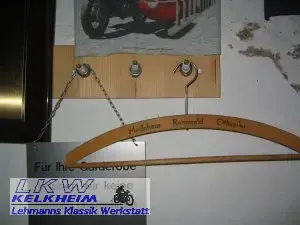 Werkstatt-Garderobe mit Zündkerzen
