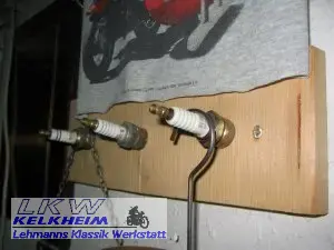 Werkstatt-Garderobe mit Zündkerzen